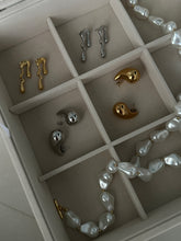 Load image into Gallery viewer, Quinn Earrings
